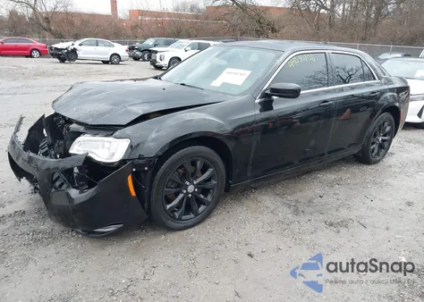 2015 Chrysler 300 Limited z USA, uszkodzony, nr VIN 2C3CCARG8FH894347